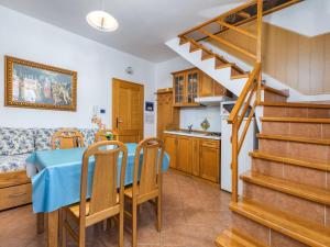 Dapur atau dapur kecil di Apartment in Cres near the Beach +32 gambar