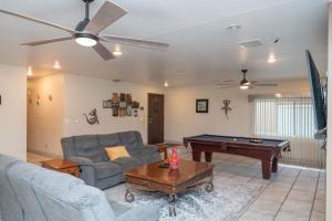 Khu vực ghế ngồi tại Apache Fyre, Canal Front Dock, Moovlaya Keys