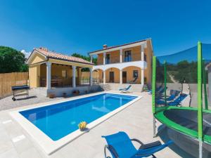 Bazén v ubytování Villa in Skitaca with Pool and Sea Views nebo v jeho okolí