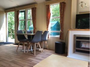 Galeriebild der Unterkunft Chalet in Antwerp near Bobbejaanland Park in Beulk + 26 Fotos