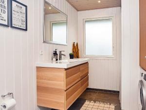 Un baño de 6 person holiday home in Juelsminde 45 fotos más