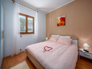 Ένα ή περισσότερα κρεβάτια σε δωμάτιο στο Apartment in Drenje with Heated Pool & Sea View +16 φωτογραφίες