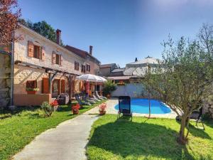 una casa con piscina en un patio en Villa in minj with Private Pool and Nature, en Žminj