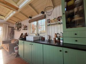 Kuchyň nebo kuchyňský kout v ubytování Tiny House in 't Zand near Beach and Forest