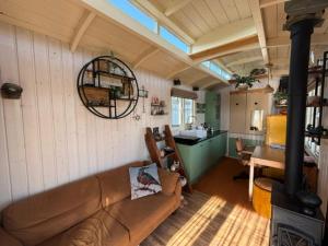 Kuchyň nebo kuchyňský kout v ubytování Tiny House in 't Zand near Beach and Forest + 32 fotografií