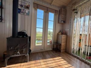 TV a/nebo společenská místnost v ubytování Tiny House in 't Zand near Beach and Forest