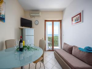 Μια τηλεόραση ή/και κέντρο ψυχαγωγίας στο Apartment in Drenje near Jadrena Beach