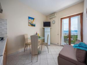 Μια τηλεόραση ή/και κέντρο ψυχαγωγίας στο Apartment in Drenje near Jadrena Beach