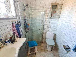 Un baño con ducha, inodoro y lavabo. en 4 star holiday home in VISBY, en Visby 27 fotos más