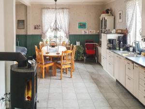 y cocina con mesa, sillas y fogones. en 4 star holiday home in VISBY, en Visby