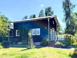 Gallery image of Seaside Cottage with Patio and Grill in Frändefors