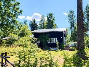 Gallery image of Seaside Cottage with Patio and Grill in Frändefors