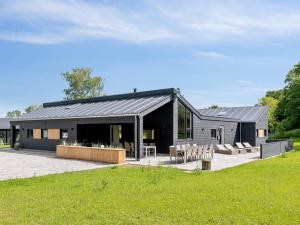 Glesborgにある5 star holiday home in Glesborgの黒屋根の黒家