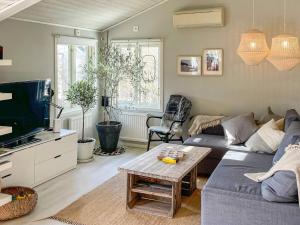 Μια τηλεόραση ή/και κέντρο ψυχαγωγίας στο Cozy Beach Cottage in Grammahagen