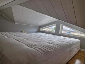 Un pat sau paturi într-o cameră la 4 star holiday home in KARLSKRONA