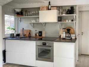 Η κουζίνα ή μικρή κουζίνα στο Cozy Beach Cottage in Grammahagen