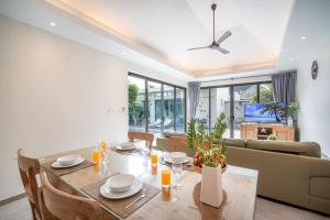 Μια τηλεόραση ή/και κέντρο ψυχαγωγίας στο Tropical 4 Bedroom Pool Villa