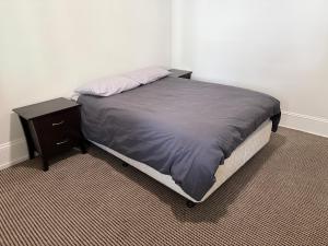 Woolpack Hotel Parramatta客房内的一张或多张床位