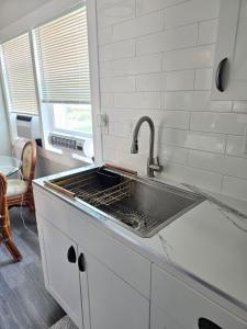 科纳Comfort Location Reasonable Price 2 blocks 2 the beach的厨房柜台设有水槽和水槽