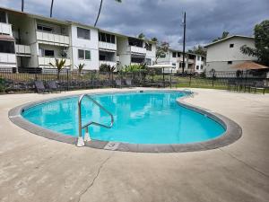 科纳Comfort Location Reasonable Price 2 blocks 2 the beach的公寓大楼前的大型游泳池