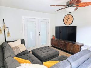 科纳Comfort Location Reasonable Price 2 blocks 2 the beach的配有沙发和平板电视的客厅