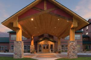 un gran edificio con un gran techo de madera en The Lodge at Brainerd Lakes, Trademark Collection by Wyndham, en Baxter
