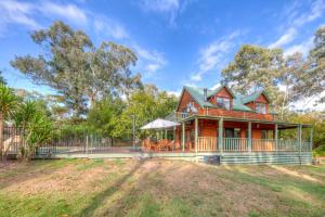 ein großes Holzhaus mit einer Veranda in der Unterkunft The Gap in Bright