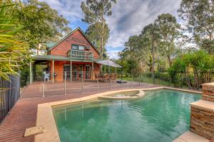 ein Haus mit einem Swimmingpool vor dem Haus in der Unterkunft The Gap in Bright