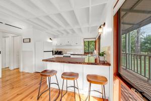 eine Küche mit zwei Barhockern an der Theke in einem Haus in der Unterkunft The Gap in Bright