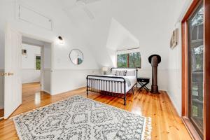 ein weißes Zimmer mit einem Bett und einem Teppich in der Unterkunft The Gap in Bright + 12 Fotos