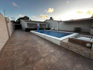 a swimming pool in the backyard of a house at Enseada dos corais - Cabo de Santo Agostinho com piscina grande in Cabo de Santo Agostinho