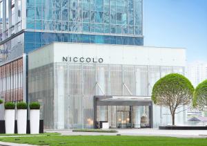 - un grand bâtiment avec un panneau nicooco dans l'établissement Niccolo Chengdu, à Chengdu
