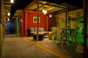 a patio with chairs and a table and a couch at Atenas Backpacker Hospedaje in Paracas