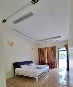 a bedroom with a white bed in a room at Nhà ở tại Cam Ranh in Thôn Xuan Ninh