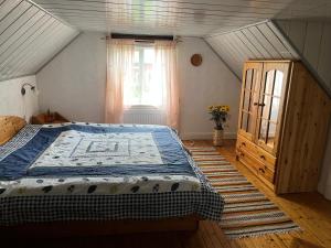 Un dormitorio con una cama grande y una ventana. en Hafners Ferienhaus, en Gullringen