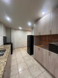 Kuchyň nebo kuchyňský kout v ubytování Duplex a metros del the aeropuerto