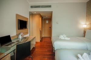 En TV eller et underholdningssystem på Hotel KIMAYA Slipi Jakarta By HARRIS