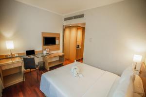 En eller flere senger på et rom på Hotel KIMAYA Slipi Jakarta By HARRIS