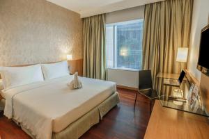 En eller flere senger på et rom på Hotel KIMAYA Slipi Jakarta By HARRIS