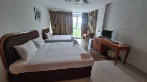 a hotel room with two beds and a television at Hotel O De Melor Bangi Gateway in Bangi