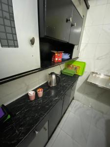 eine Küchentheke mit einem Topf darauf in der Unterkunft Downtown Cairo Urban Retreat in Kairo + 8 Fotos