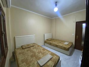 Kleines Zimmer mit 2 Betten in der Unterkunft Downtown Cairo Urban Retreat in Kairo