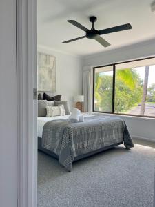 En eller flere senge i et værelse på Noosa Sound Resort -Townhouse 16