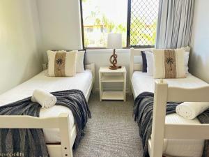 En eller flere senge i et værelse på Noosa Sound Resort -Townhouse 16 + 40 billeder