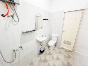 a bathroom with a toilet and a sink and a shower at Griya Rejodani Homestay Jogja in Ngaglik +30 photos