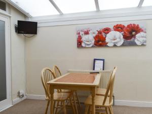 Un comedor con mesa y sillas en Comyn, en Bridlington