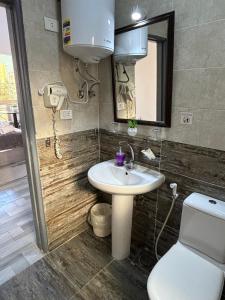 Koupelna v ubytování K Boutique Hotel MedSpa-Pyramids & Grand Egyptian Museum