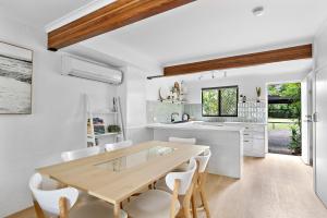 Η κουζίνα ή μικρή κουζίνα στο Stylish Townhouse, private courtyard walk to beach