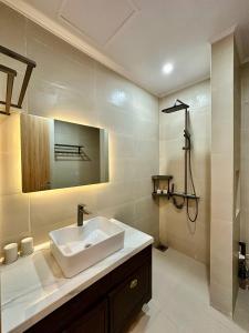 a bathroom with a white sink and a mirror at CONIHOUSE - Homestay & Villa in Thôn Lại Thê