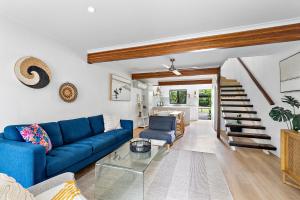 Χώρος καθιστικού στο Stylish Townhouse, private courtyard walk to beach
